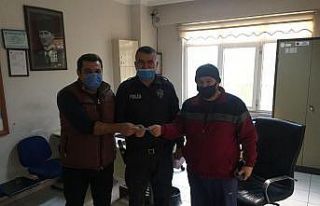 Yolda bulduğu parayı sahibine teslim etti