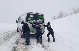 Yolda kalan cenaze nakil aracını ekipler kurtardı