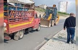 Yolda kalan meyve sebze yüklü kamyoneti iş makinesiyle...