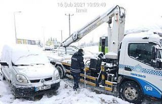 Yolda kalan vatandaşlara zabıta yardım etti