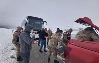 Yolda kalanlara güvenlik güçlerinden çorba ikramı