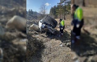 Yoldan çıkan otomobil şarampolde yuvarlandı: 1...