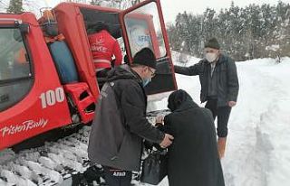 Yolları kapalı olan köylerdeki hastalar, AFAD ekiplerince...