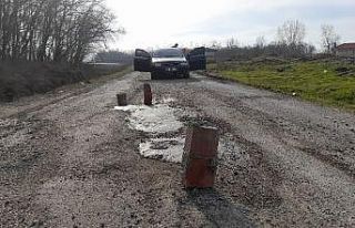 Yolları köstebek yuvasına dönen mahalleli çözümü...