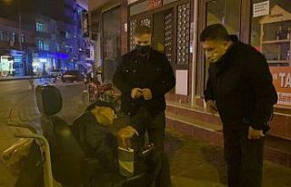 Yolu kaybeden engelli adam polis tarafından bulunup...