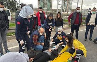 Yolun karşısına geçmeye çalışan gence otomobil...