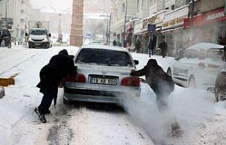 Yozgat’ta yoğun kar yağışı sürücülere zor...