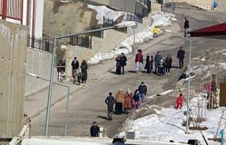 Yüksekovalılar yasağa rağmen sıcak havanın keyfini...