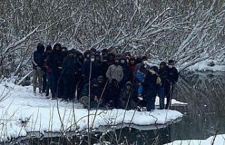 Yunanistan’ın zulmettiği göçmenler donmaktan...