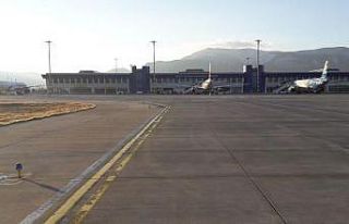 Yurtdışından gelen uçaktaki yabancı uyruklu yolcudan...