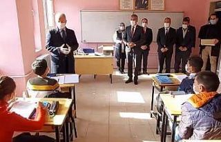 Yüz yüze eğitim başladı, ilk dersi Vali Gül...