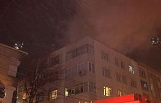 Zeytinburnu’nda 4 katlı binanın çatısı alev...