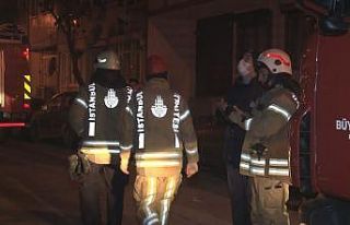 Zeytinburnu’nda bir binanın balkonu çöktü