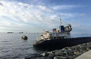 Zeytinburnu’nda kıyıya oturan geminin çevresinde...