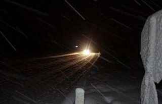 Zonguldak’ta kar şiddetini arttırdı, uzun araçlara...