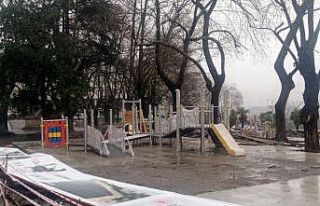Zonguldak’ta şiddetli rüzgarda reklam panosu devrildi
