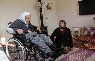 102 yaşındaki Fatma Nine’nin tekerlekli sandalye...
