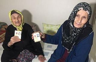 105 yaşındaki Münevver Nine 71 yaşındaki kızıyla...