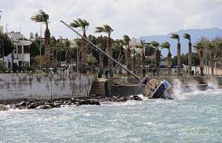 1,5 milyon liralık yelkenli tekne karaya vurdu