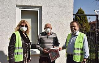 180 çalışan kapı kapı dolaşarak maske dağıttı