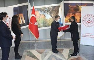 18 Mart törenlerinde göndere çekilecek Türk bayrağı...