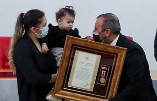 1 yaşındaki Vedia Nur babasının madalyasını...