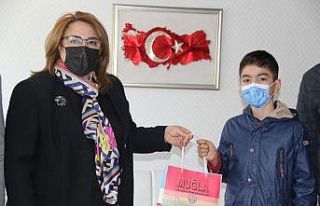 1 yılda 306 kitap okudu, ödülü kaptı