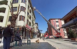 22 yıl önceki depremi gören bina, ekipleri harekete...