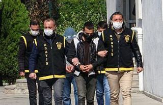 28 yıl 7 ay hapis cezasıyla aranan iki hükümlü...