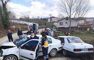 2 otomobil kafa kafaya çarpıştı: 4 yaralı