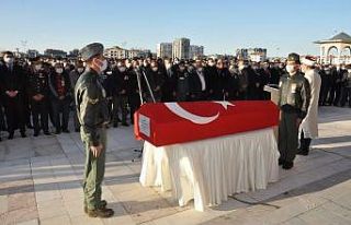 3 aylık bebek, şehit babasına dayısının kucağında...