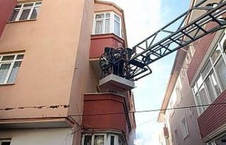 3 katlı binada çıkan yangında mahsur kalan kadını...
