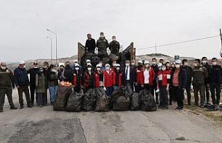 3 kilometrelik alanda 50 çuval atık toplandı