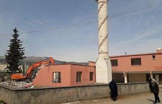 40 yıllık cami yenilenmek üzere yıkıldı