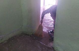 4 kişilik ailenin evi sular altında kaldı