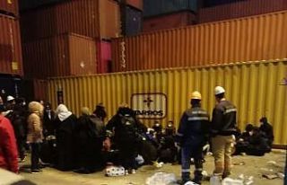 6 gündür konteyner içinde bulunan göçmenler havasızlıktan...