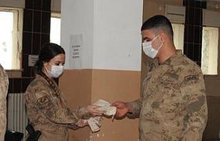 87 yaşındaki ninenin ördüğü çoraplar, Mehmetçiğe...