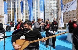 Açık hava konserinde Başkan Fatma Şahin türkü...