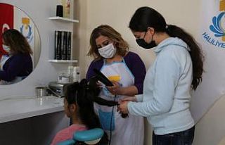 Açılan kurslarda kadınlar meslek sahibi oluyor