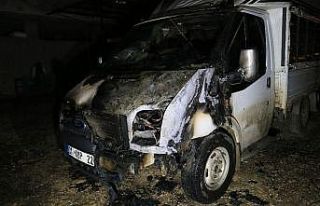 Adana’da bir kişi ağabeyinin kamyonetini kundakladı