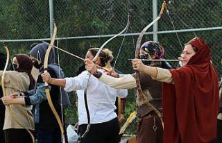 Adana’da okçuluk sporu kadınlardan soruluyor
