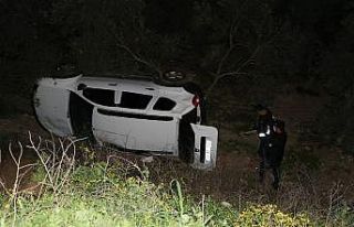 Adana’da otomobil şarampole yuvarlandı: 2 yaralı