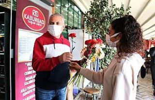 Adanalı kebapçı müşterilerini çiçekle karşıladı