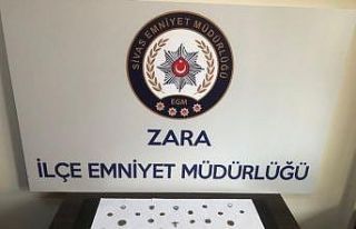 Adeta yürüyen müze olan zanlı polislere yakalandı