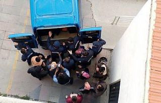 Adliye bahçesinde gergin anlar