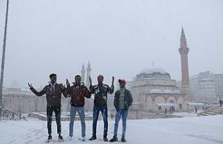 Afrikalı öğrenciler Mart ayında lapa lapa yağan...