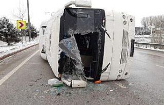 Afyonkarahisar’da servis otobüsü devrildi: 10...