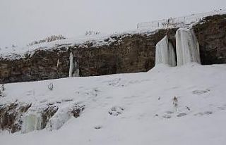 Ağrı’da su deposu dondu, buz kütleleri oluştu