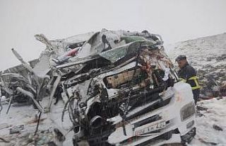 Ağrı’da tır şarampole devrildi: 2 ölü