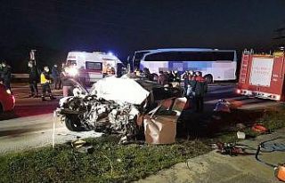 Akçakoca’da yolcu otobüsü ile otomobil çarpıştı:...